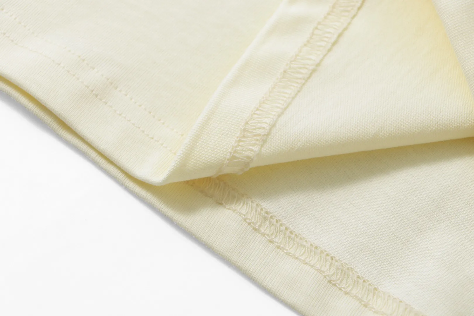 Style No.: A 008# P57 Ami 2026 Spring/Summer New Arrival T-shirt Short Sleeve The workmanship of this chapter is extremely cumbersome and complicated. It uses water-soluble polyester and water-soluble thread, first starting the pattern, dyeing, then air-drying, shaping, and then laser processing of details. The process time is long, which distinguishes it from the garbage version of the leaky bottom fabric on the market. We completely restore the correct version of the official website 1:1, with high-weight fabrics, synchronized detail routing, and restored official website letter embroidery, which is the only correct version on the entire network. Color: Apricot Black Navy Blue White Sizes: S-XL